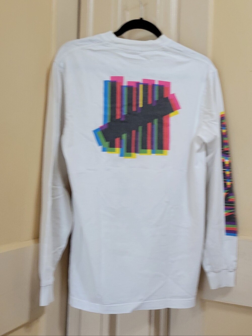 Undefeated Long Sleeve large Back & Sleeve Graphic Tee Men's S